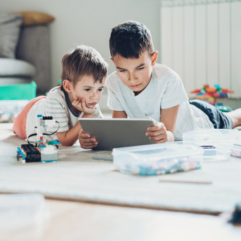 9-ideas-educativas-para-entretener-a-los-ninos-con-el-movil-y-la-tablet-xs